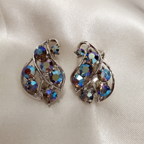 Beautiful Vintage Earrings Blue Aurora Borelis ~ Gold Tone~ Vintage Jewelry - Picture 7 of 10
